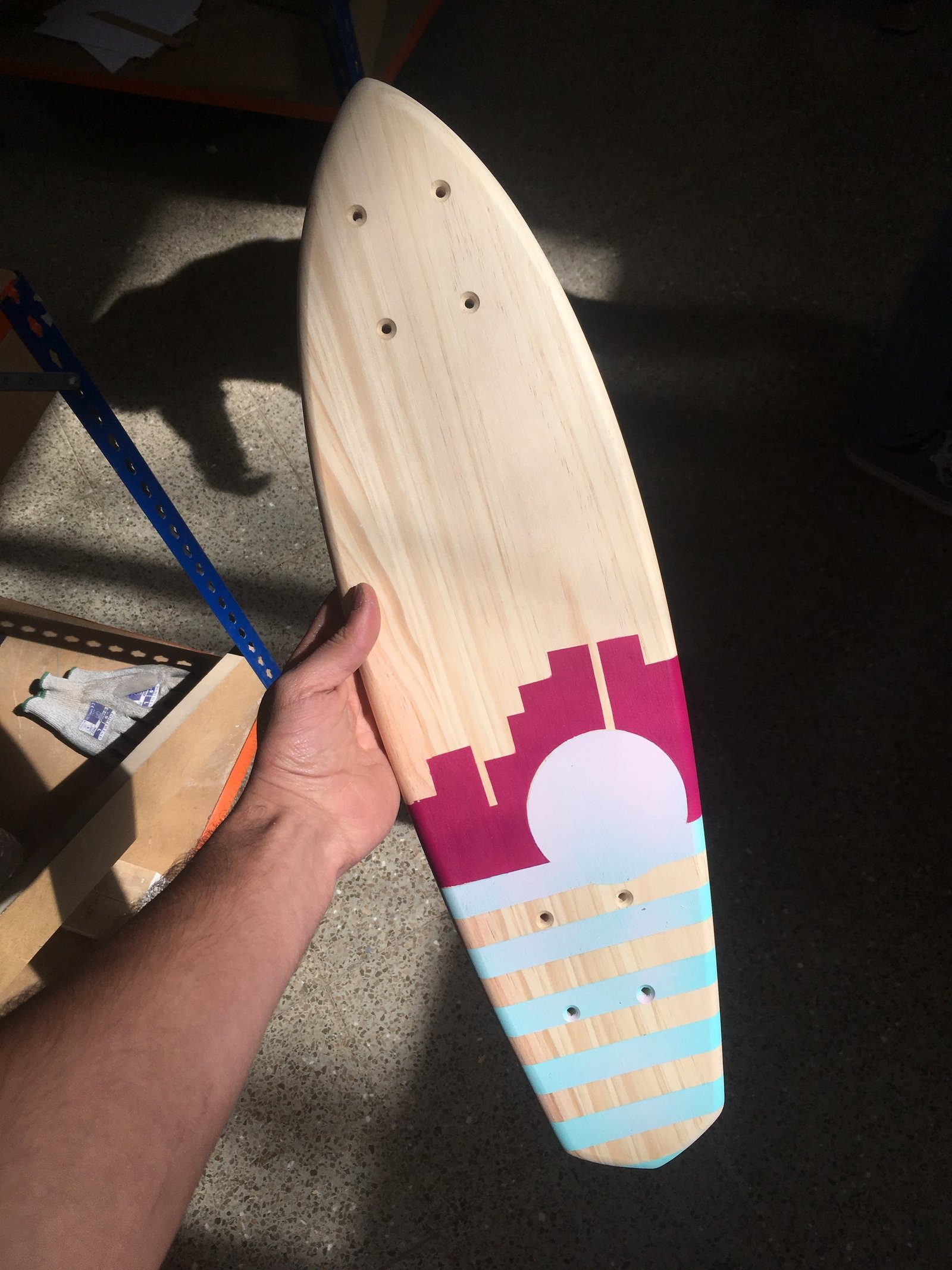 Ein Skateboard Design mit einer farbigen Stadt
