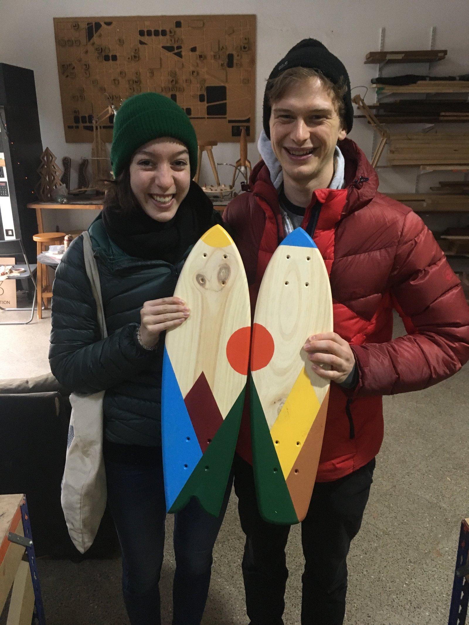 Ein Paar haelt ihre selbstgemachten Skateboards